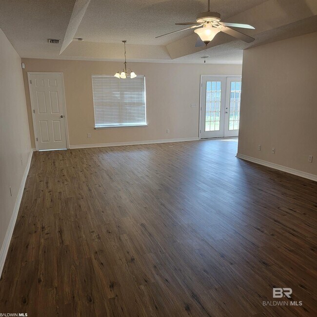 Building Photo - 1701 Woodbridge Cir E