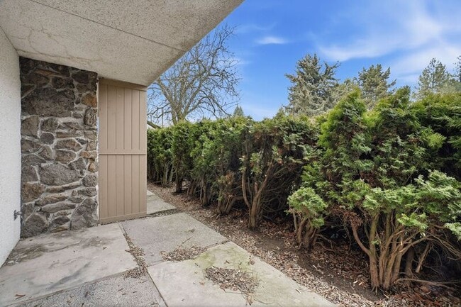 Building Photo - 3102 E 27th Ave