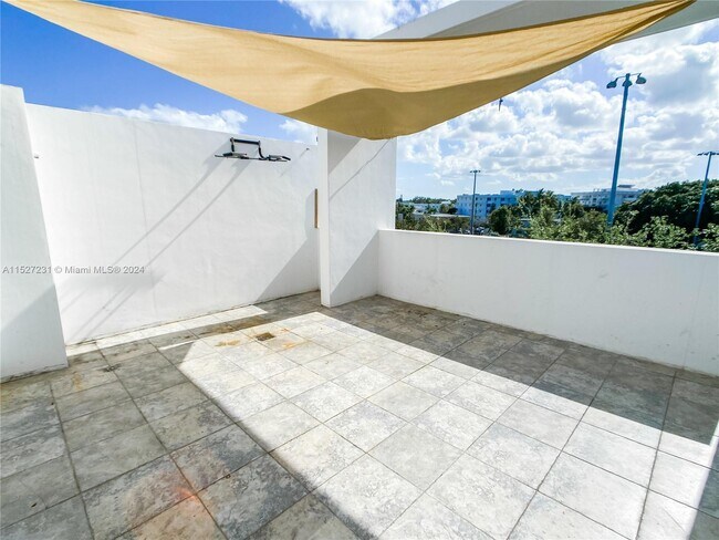 Building Photo - 163 N Shore Dr