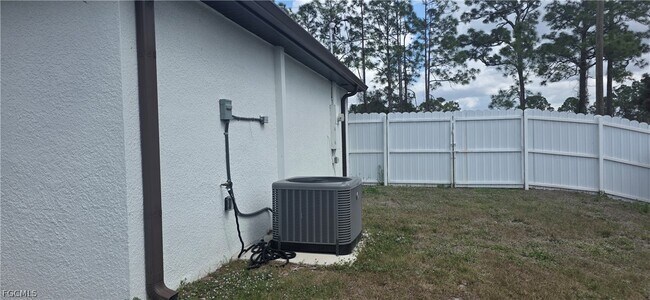 Building Photo - 614 Flamingo Ave S