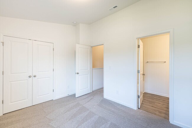 Building Photo - 2 Bedroom Townhome in Lowell