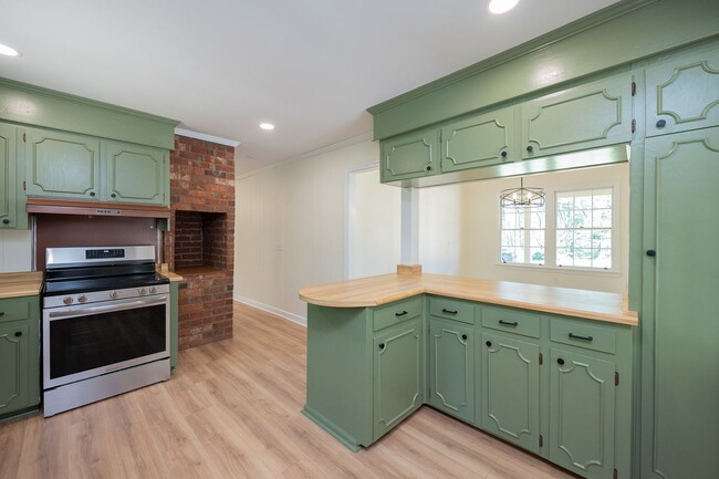 Building Photo - SPACIOUS RETREAT WITH DOWNTOWN CONVENIENCE