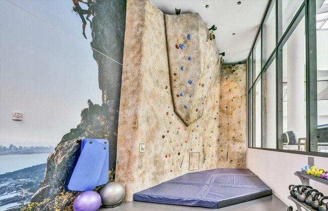 Building Photo - 201 Folsom St