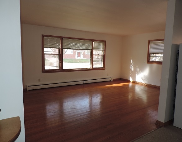 Living room - 409 Berwyn Dr
