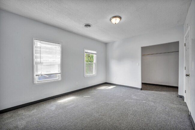 Building Photo - Spacious 5 Bedroom - Vouchers Accepted