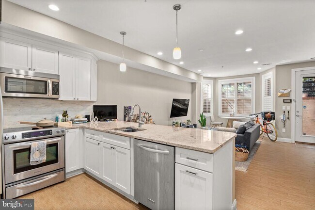 Building Photo - Beautifully Updated 2 BR 2 BA in the heart of Logan Circle