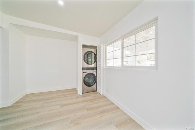 Building Photo - 147 E Central Ave