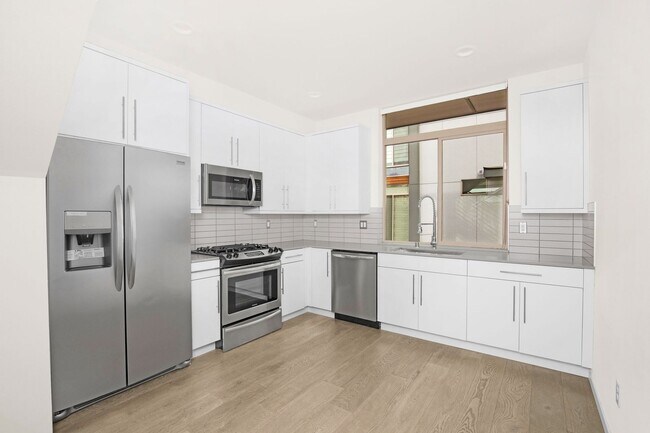 Building Photo - Exceptional 3 bdrm+office Modern Townhome