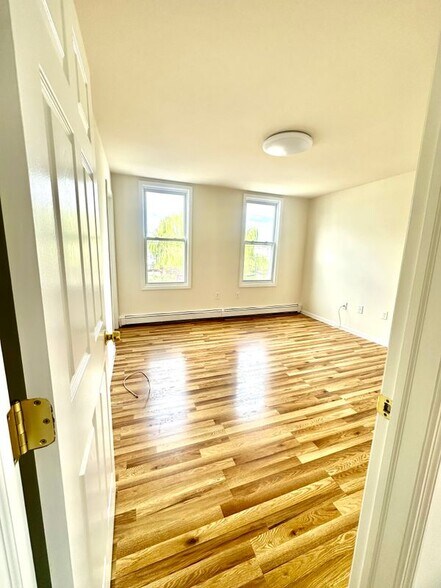 Building Photo - 202 S 5th St