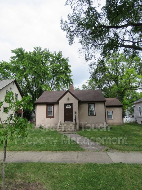 Building Photo - 817 College St N