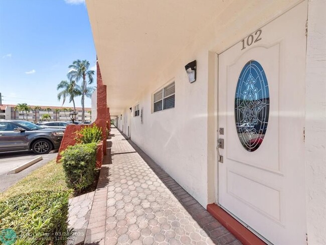 Building Photo - 371 S Hollybrook Dr