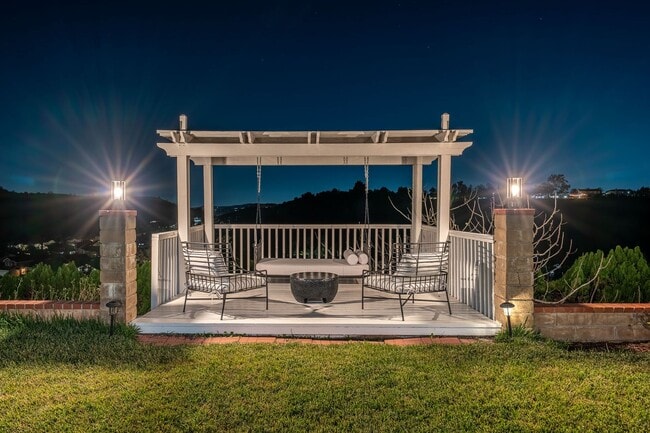 Building Photo - Fully furnished Canyon View 5 Bed Single Family