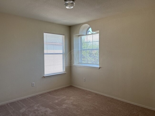 Building Photo - 4402 Golden Gate Dr