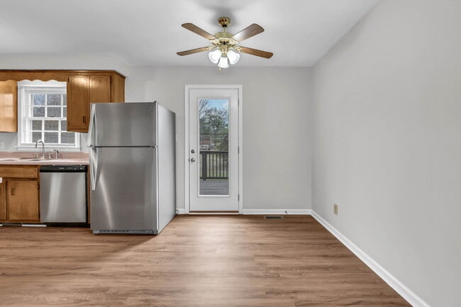 Building Photo - This charming rental in a convenient Clarksville location!