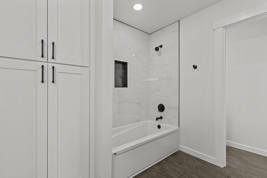 Building Photo - 605 Prospect Ave N