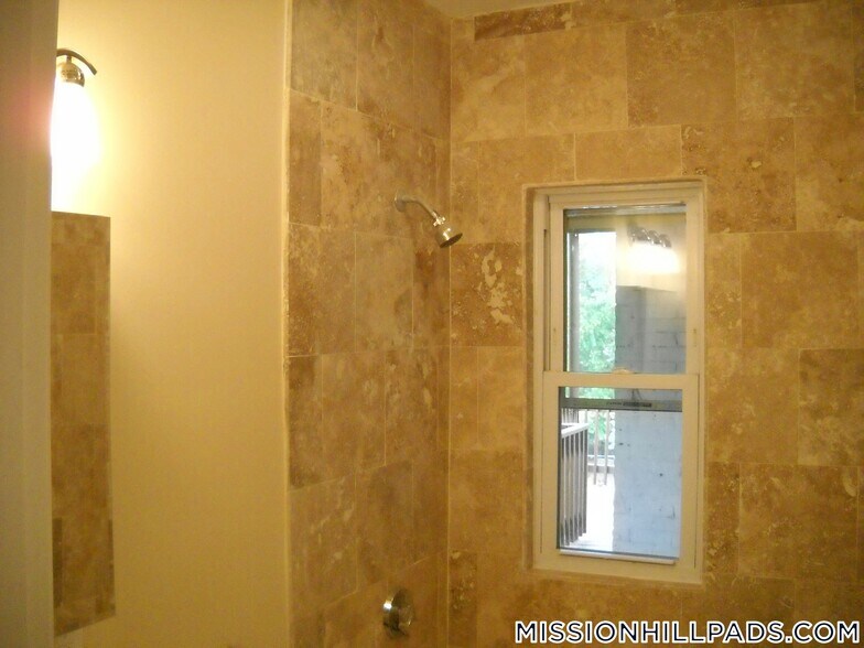 Building Photo - 2975 Washington St