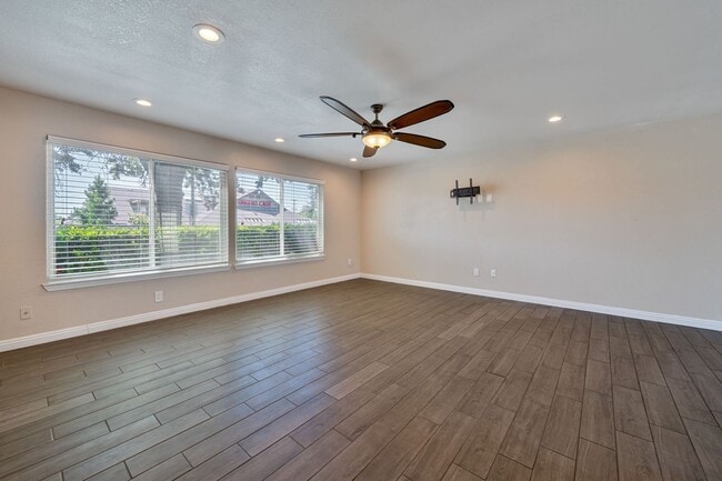 Building Photo - Beautifully Updated 3-Bed Townhome in Carm...