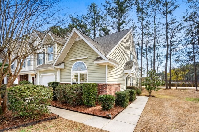 Building Photo - 571 Riverward Dr