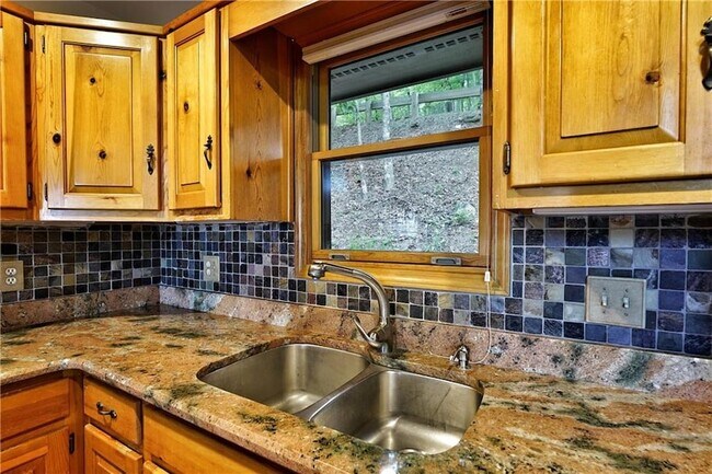 Building Photo - 127 Columbine Dr