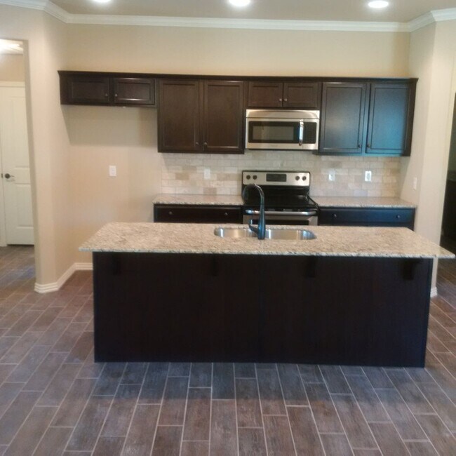 Building Photo - Nice 3 bedroom 2 bath 3 car garage home in East Fayetteville