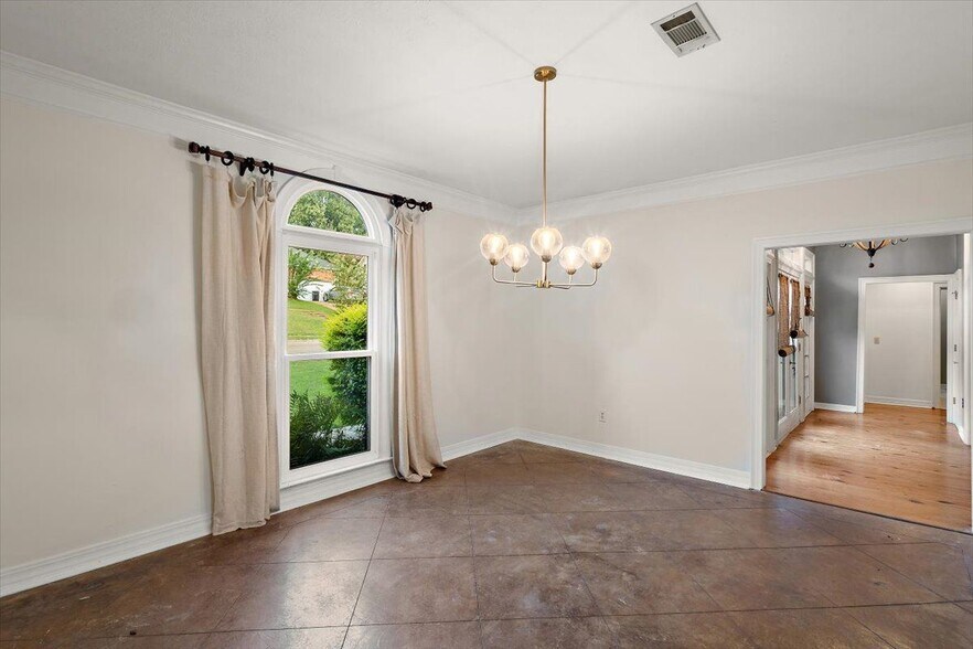 Building Photo - 423 Woodlands Cir