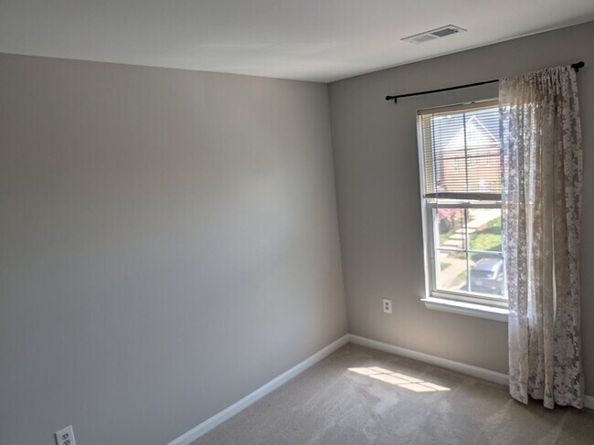 Building Photo - Bright Townhome Living in Convenient Leesburg Location