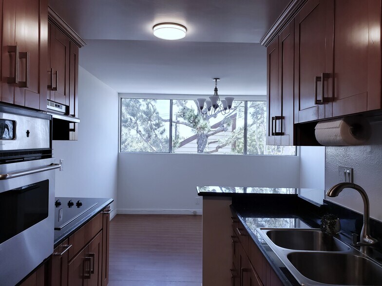 Building Photo - 6050 Canterbury Dr