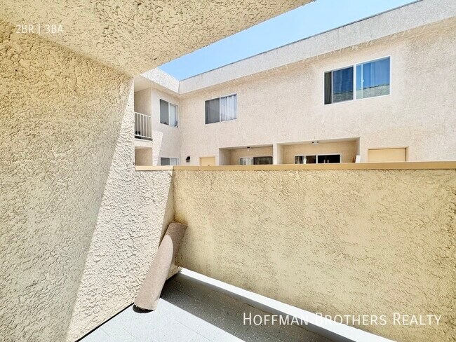 Building Photo - 16033 Vanowen St