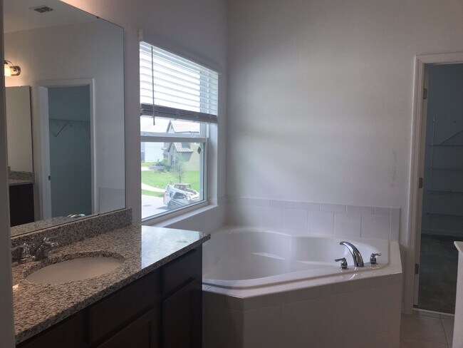 Building Photo - 6 bedroom with office downstairs 3 car gar...
