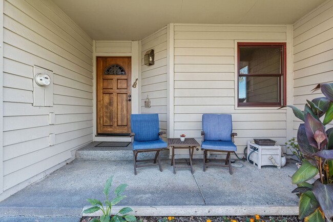 Building Photo - Gorgeous Furnished 2-Bed, 2-Bath Townhouse...
