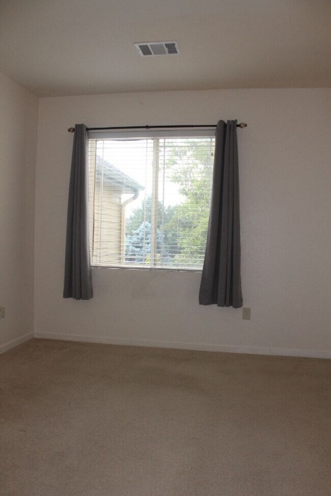 Building Photo - Deer Creek - 2nd Floor 2 bedroom/2 Bath Co...