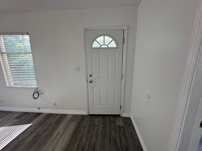 Building Photo - Cozy Price Rental