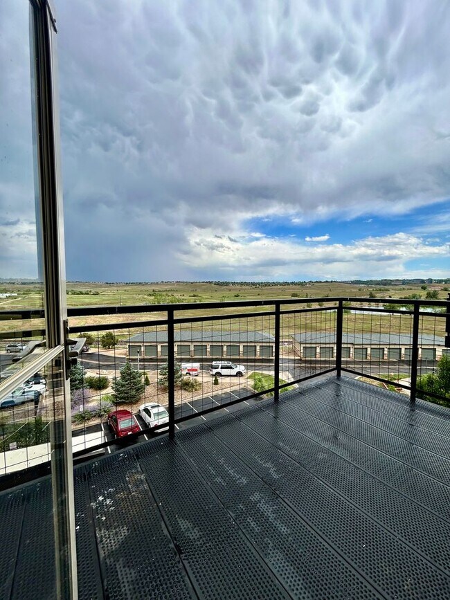 Building Photo - Top floor 2bd 2 bath condo conveniently located in Broomfield!