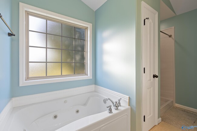 Building Photo - 102 Compass Hill Cir