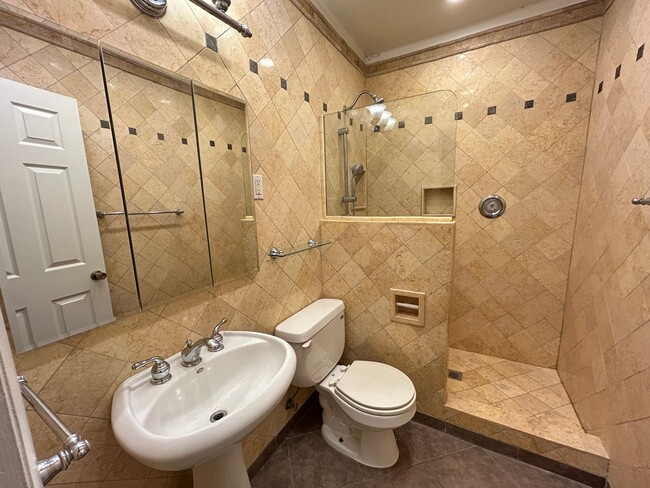 Building Photo - Single Story Home 5-Beds 2-Bath No HOA!
