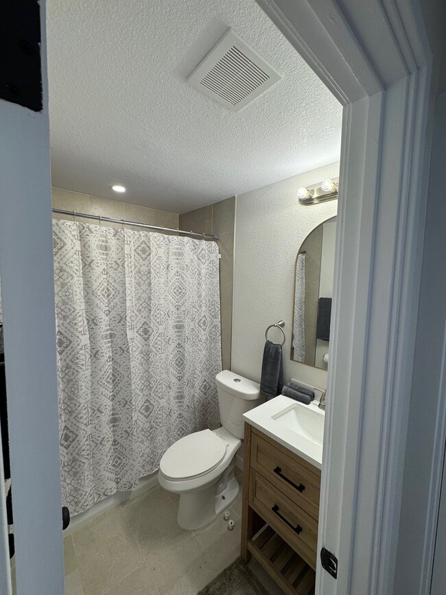 Building Photo - 8551 Circle Dr