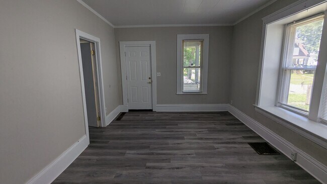 Building Photo - Discover this newly renovated 3-bedroom, 1-bath home in Akron