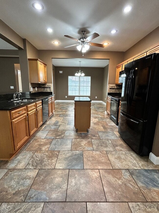 Building Photo - 310 Oak Vista Dr