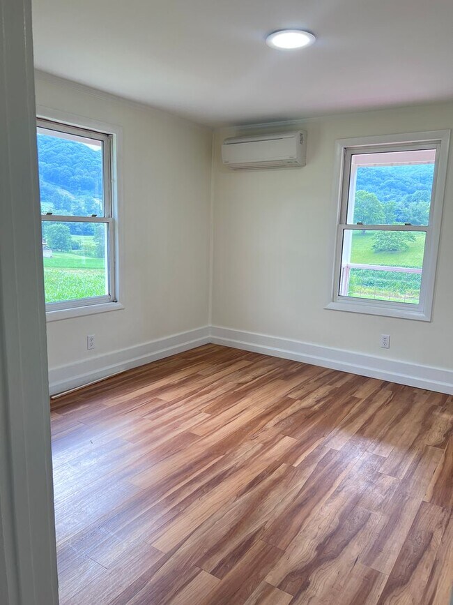 Building Photo - Super cute farm house with beautiful mount...