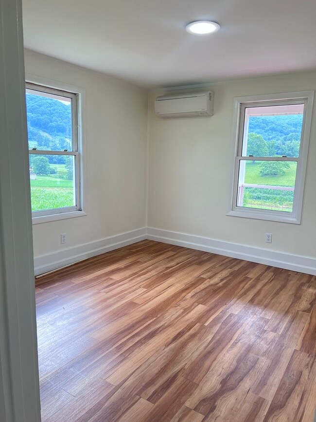 Building Photo - Super cute farm house with beautiful mountain view! 2 bedrooms, 1 bathroom!