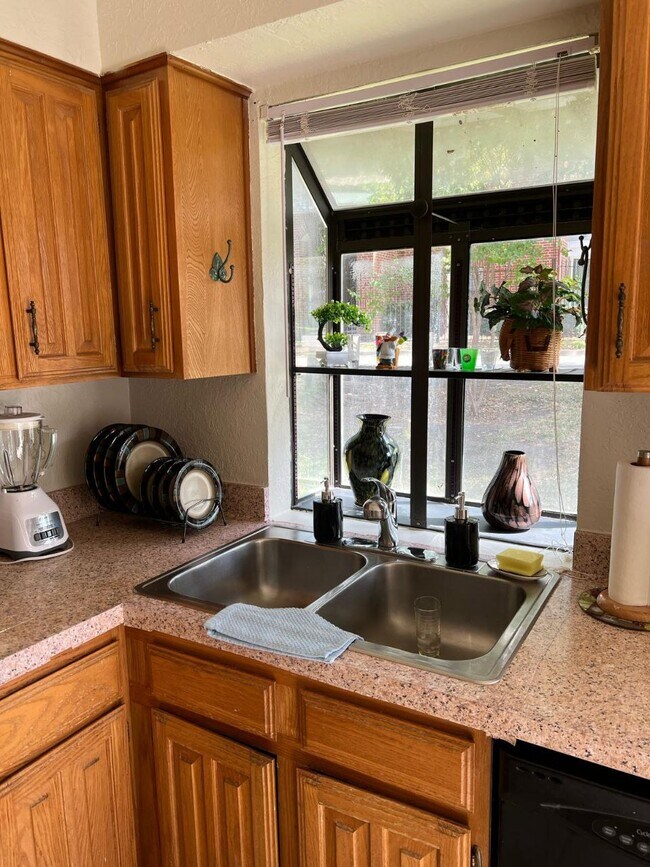 Kitchen - 336 Melrose Dr
