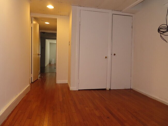 Building Photo - Ground floor apartment with shared yard, l...