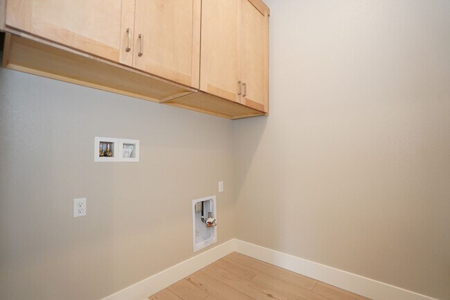 Building Photo - New Construction End Unit Luxury Townhome in Central Sunnyvale Location!