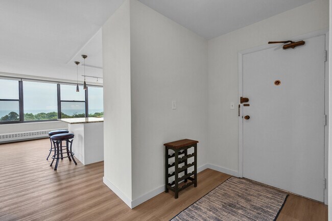 Building Photo - 3900 N Lake Shore Dr