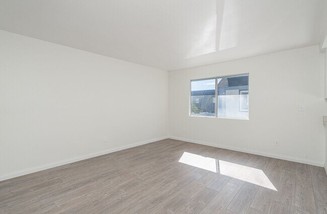 Building Photo - Costa Mesa Townhome with Loft | 2BR, 2.5BA...