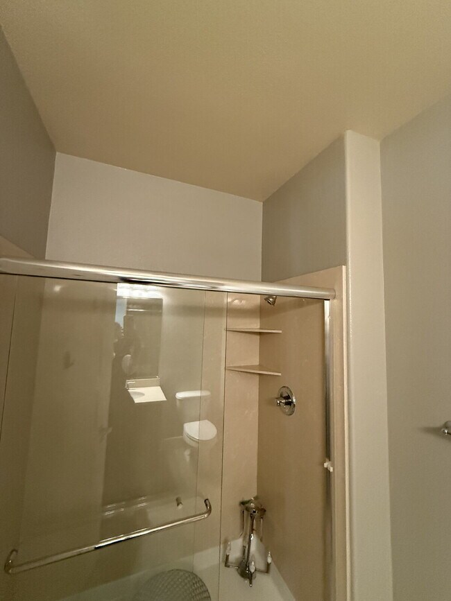 Building Photo - Gorgeous 4 Bed, 3.5 Bath End Unit Townhome in Perfect Dublin Location