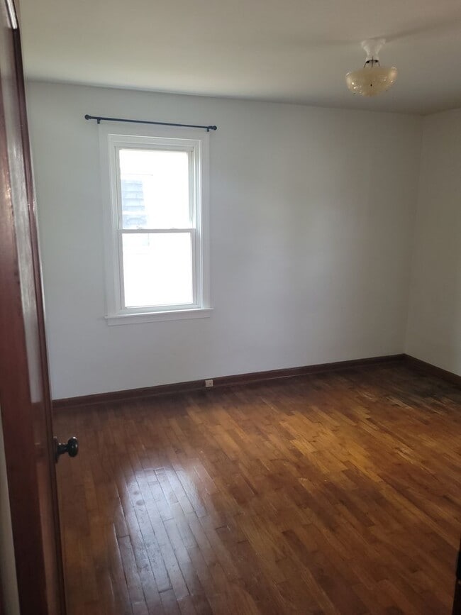 Building Photo - 2-Bedroom/1-Bath, Great Neighborhood