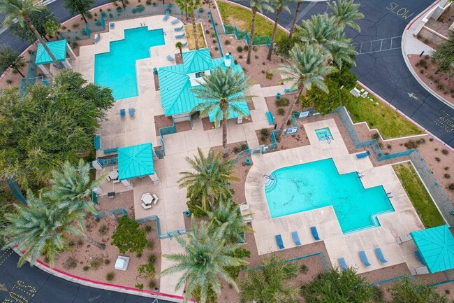 Building Photo - Gorgeous, recently renovated Green Valley ...