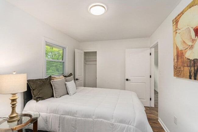 Building Photo - Beautiful Four Bedroom Home minutes from the Airport