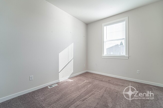 Building Photo - Move In By 12/31 + Pay No Rent Until Febru...